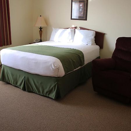 The Edgewood Hotel And Suites Fairbury Zewnętrze zdjęcie