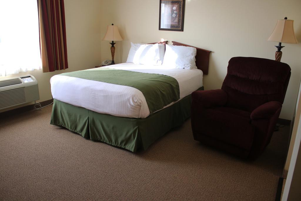 The Edgewood Hotel And Suites Fairbury Zewnętrze zdjęcie