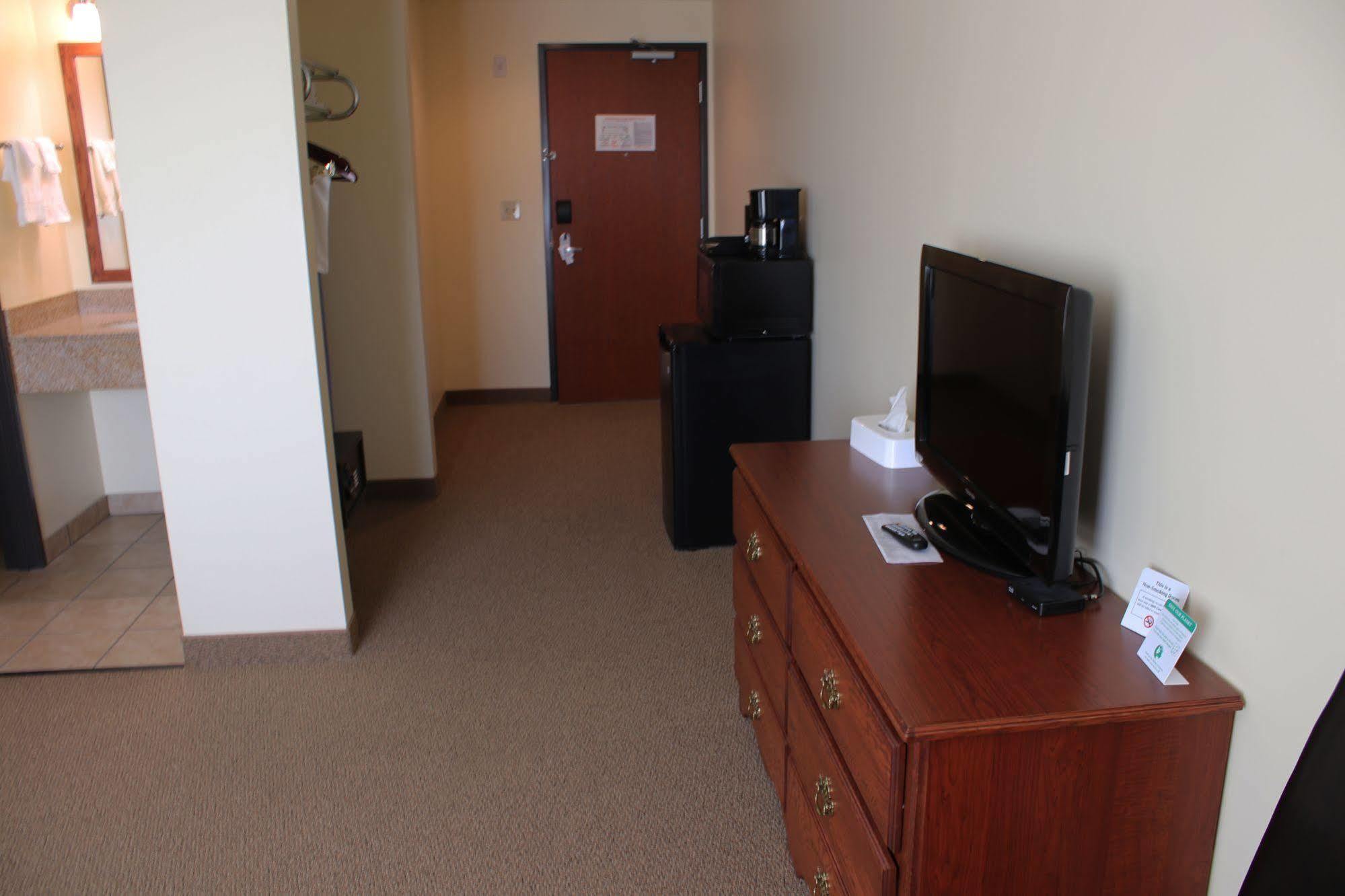 The Edgewood Hotel And Suites Fairbury Zewnętrze zdjęcie