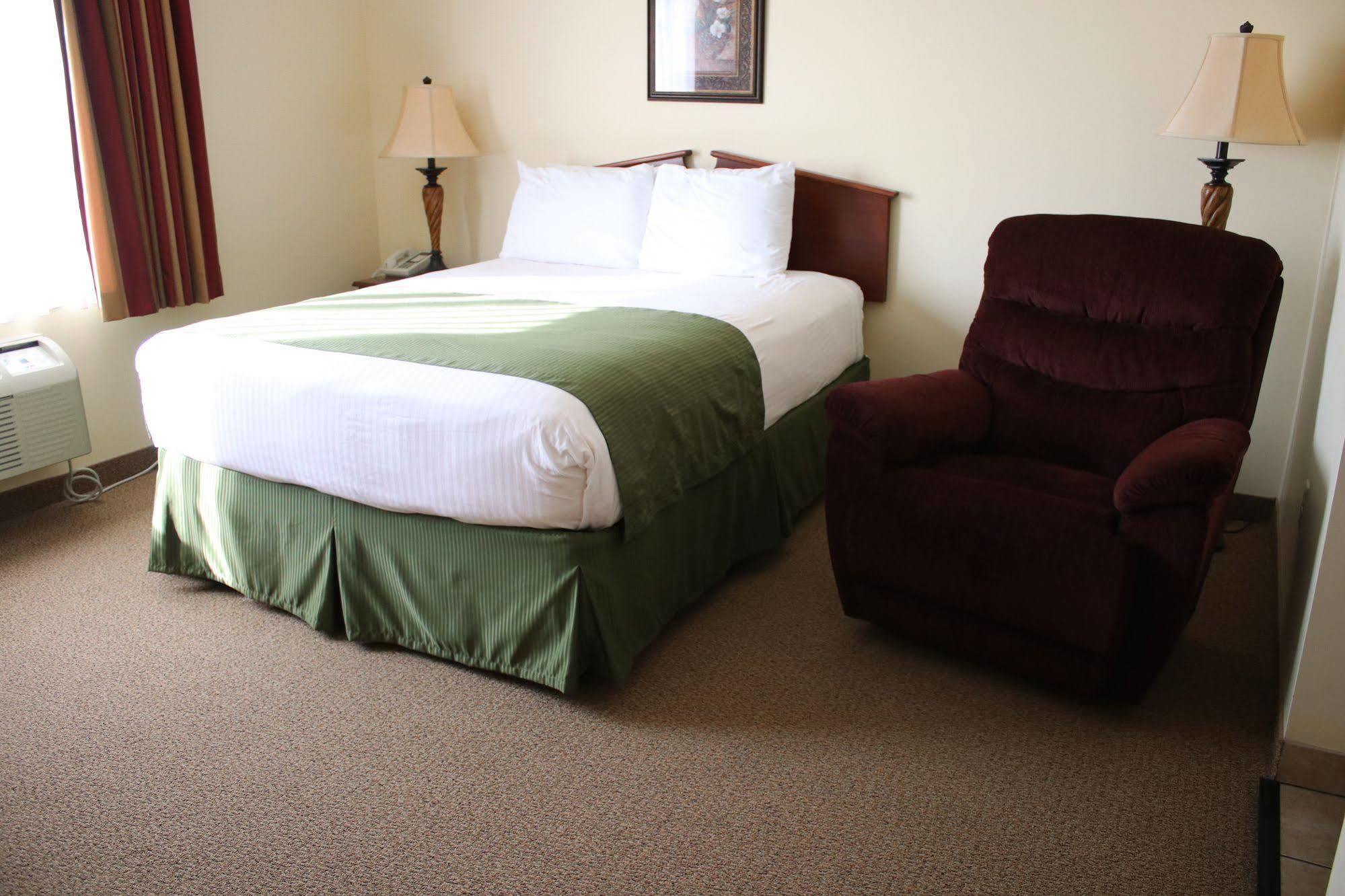 The Edgewood Hotel And Suites Fairbury Zewnętrze zdjęcie