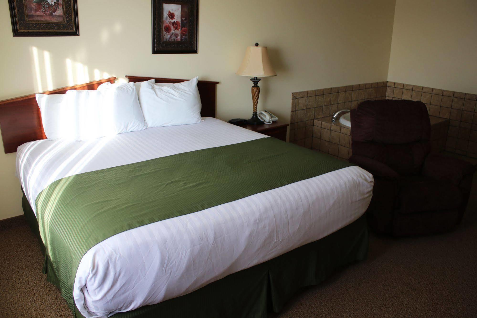 The Edgewood Hotel And Suites Fairbury Zewnętrze zdjęcie