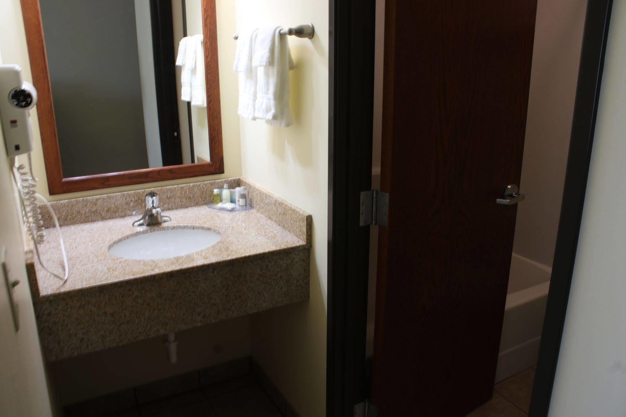 The Edgewood Hotel And Suites Fairbury Zewnętrze zdjęcie