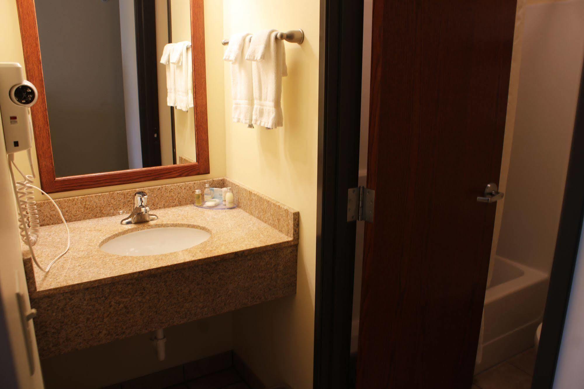 The Edgewood Hotel And Suites Fairbury Zewnętrze zdjęcie