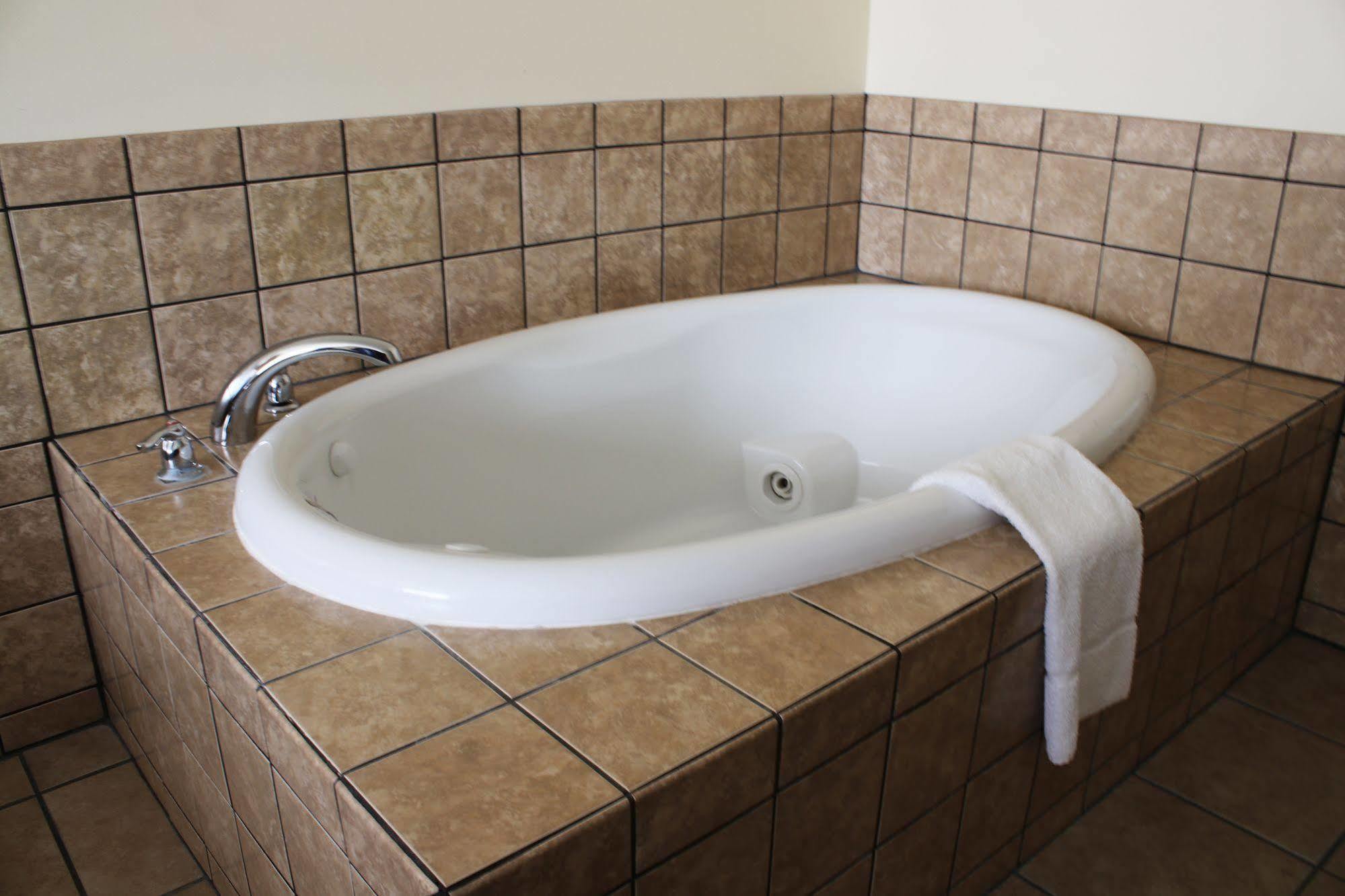 The Edgewood Hotel And Suites Fairbury Zewnętrze zdjęcie
