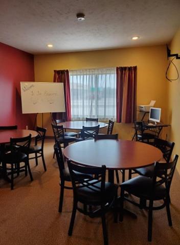 The Edgewood Hotel And Suites Fairbury Zewnętrze zdjęcie